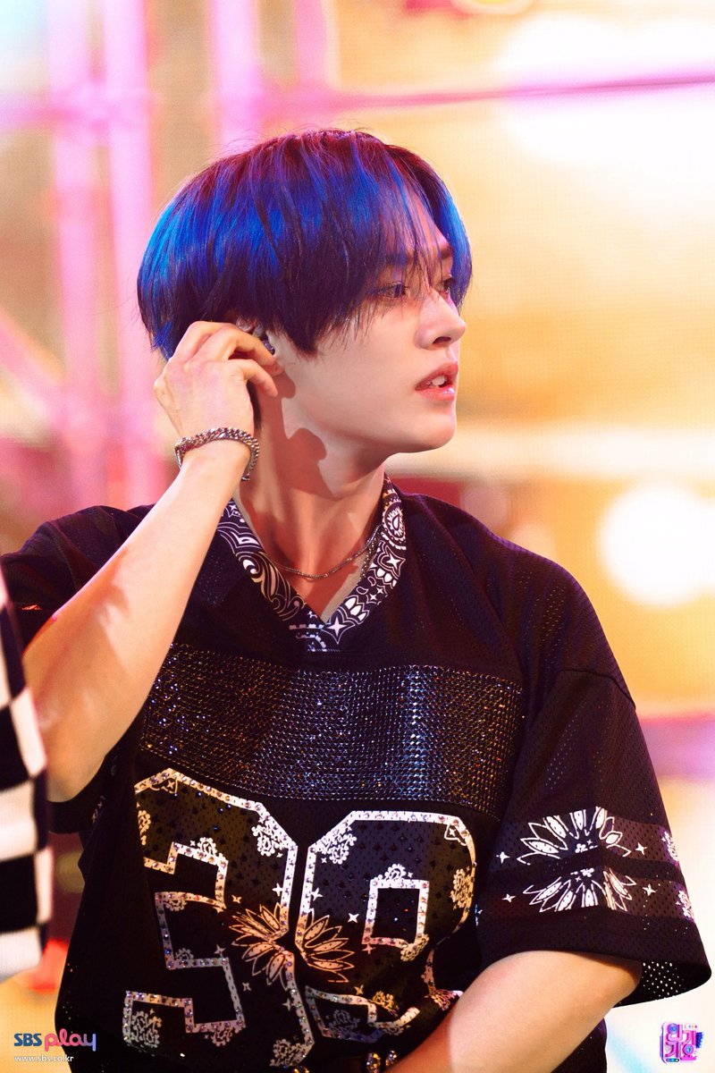 yeebemee's tweet image. The lighting gradient in his hair! Super cool!
#linos