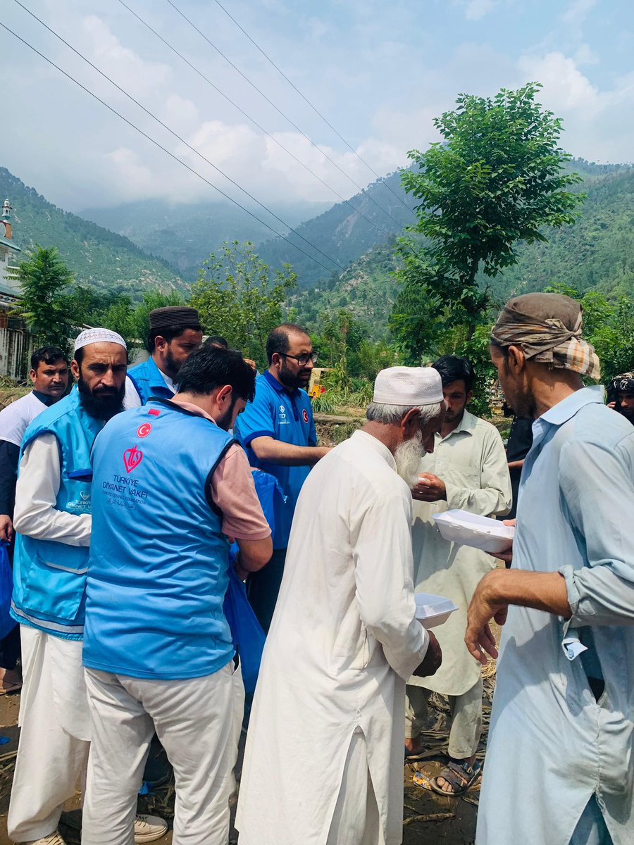 Islamabad Din Hizmetleri Müşavirliği ve <a href="/DiyanetVakfi/">Türkiye Diyanet Vakfı</a> tarafından Pakistan’da selden etkilenen bölgelerde afetzedelere sıcak yemek ikramı devam ediyor. #tdv