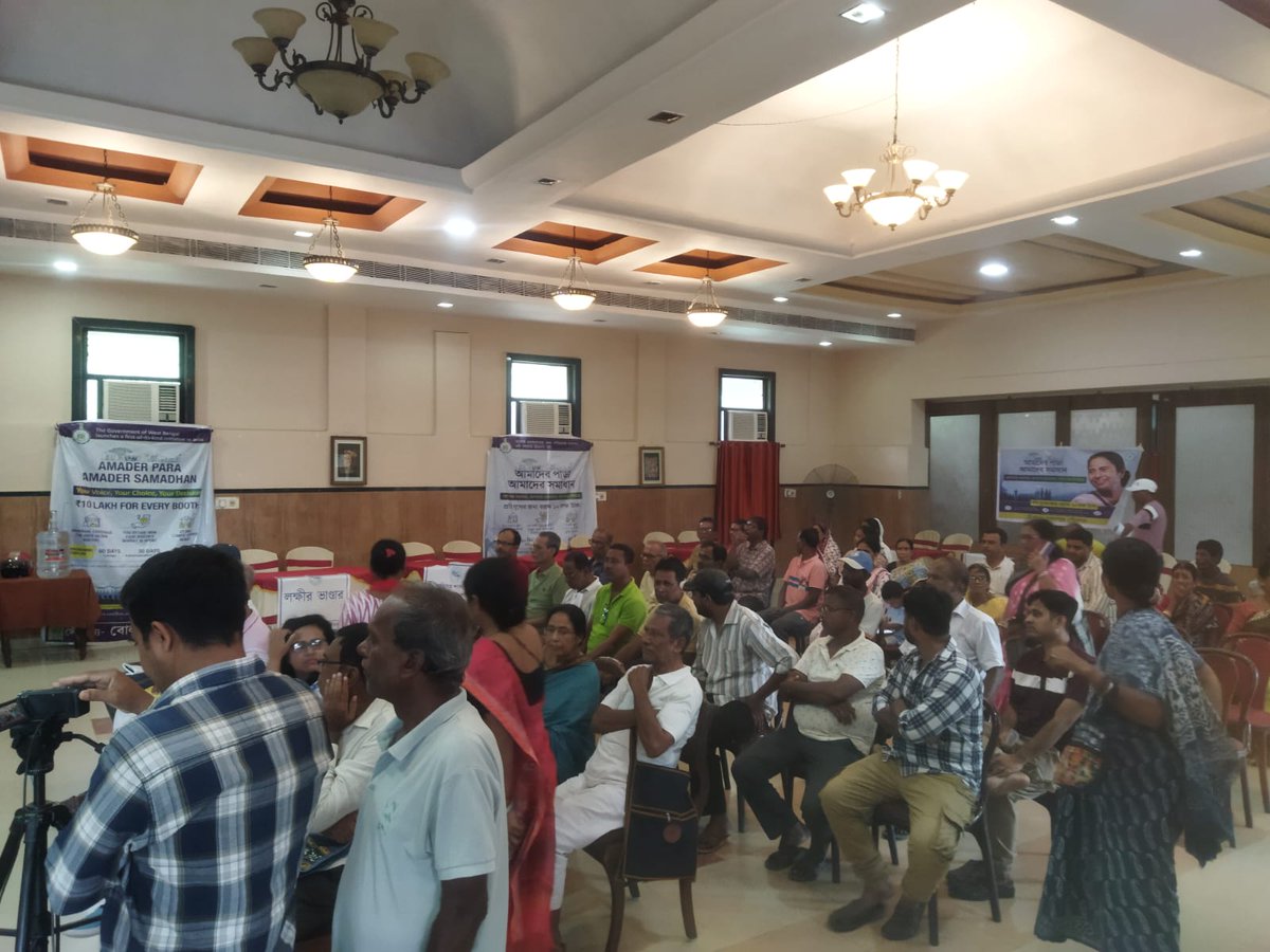 বোলপুর পৌরসভায় আমাদের পাড়া আমাদের সমাধান ক্যাম্পে নিজেদের সমস্যা জানাতে পেরে উৎসাহিত সাধারণ মানুষ।