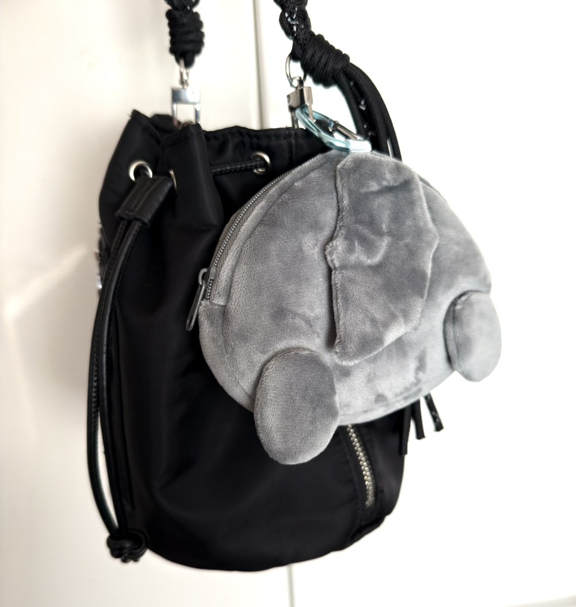 しりポも来た〜❣️
形がちょいとミスってるけど、まあいいや
どちらを表に出してカバンに下げるか…
やっぱおしりか👍
よし、買い物行こっと
#JOCHUM #ピーハイ #JO1