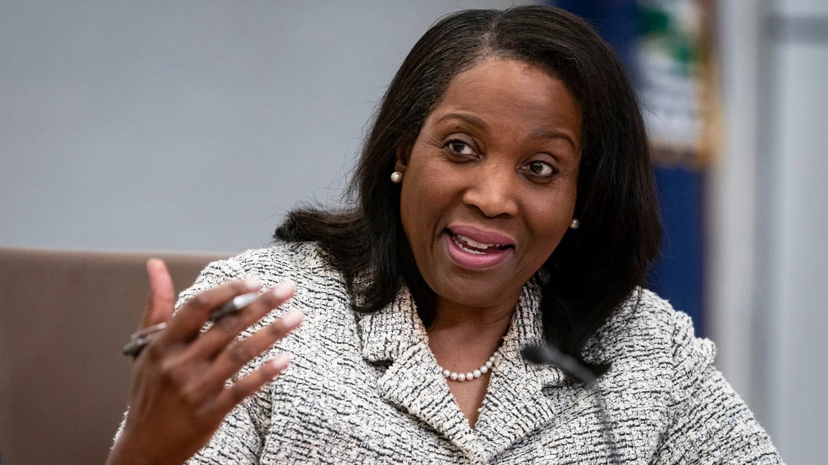 Bitcoininfraglo's tweet image. 🚨 BREAKING:
Präsident Trump fires Fed Governor Lisa Cook, who is known to back Powell’s strategy of holding rates steady.
👉Traders now bet Trump’s replacement pick could push rate cuts.