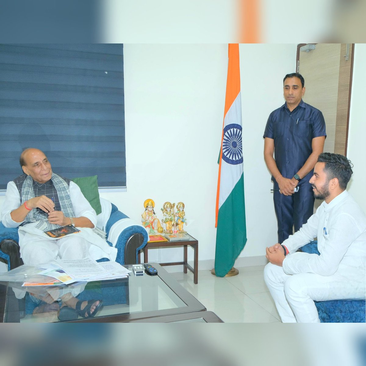 देश के #रक्षामंत्री_आदरणीय_राजनाथ_सिंह_जी से दिल्ली स्थित सरकारी आवास पर मुलाक़ात कर 
गोरखपुर विश्वविद्यालय में छात्रसंघ चुनाव कराने की माँग रखी |
मुझे विश्वास है कि उनके हस्तक्षेप से गोरखपुर विश्वविद्यालय में छात्रसंघ चुनाव की बहाली का मार्ग अवश्य प्रशस्त होगा
<a href="/rajnathsingh/">Rajnath Singh</a>