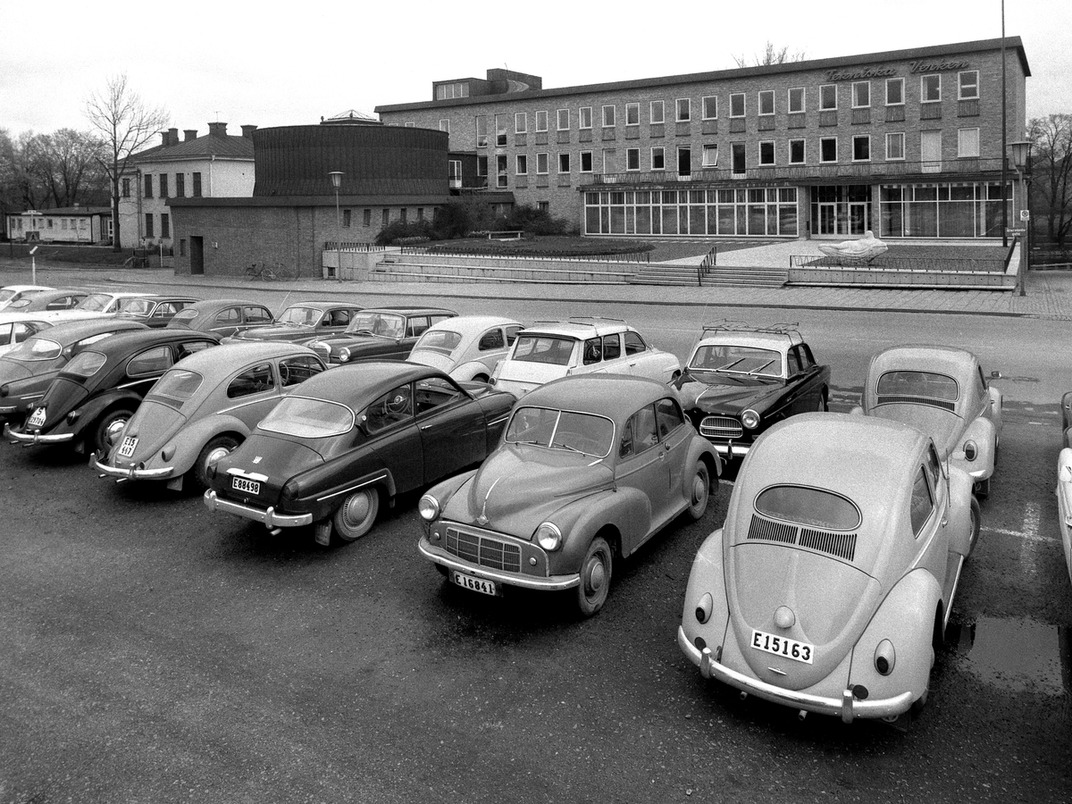 Parkeringen vid Tekniska verkens huvudkontor 1964.
