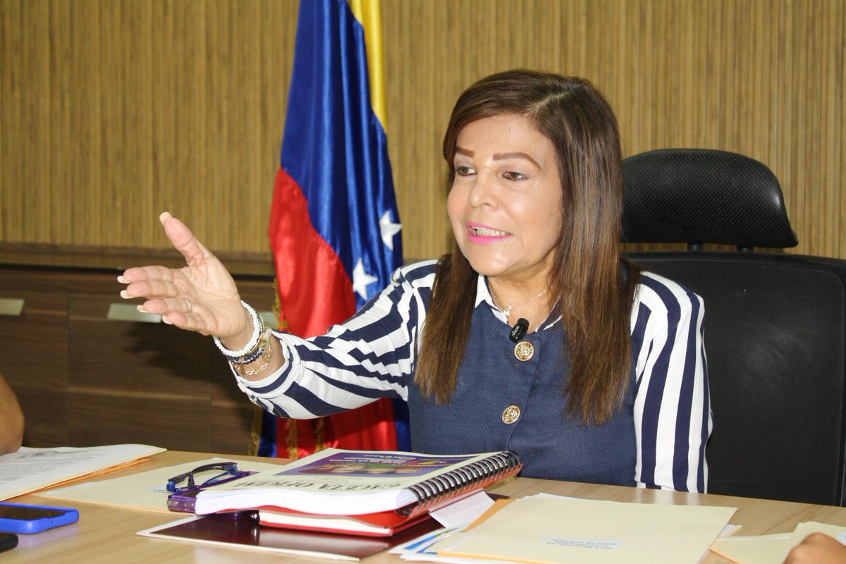 La gobernadora Marisel Velásquez se reunió este viernes 22 de agosto con los alcaldes de los once municipios de Nueva Esparta y directores de servicios públicos, atendiendo al llamado del presidente Nicolás Maduro para garantizar la atención efectiva a
notiespartano.com/gobernadora-de…