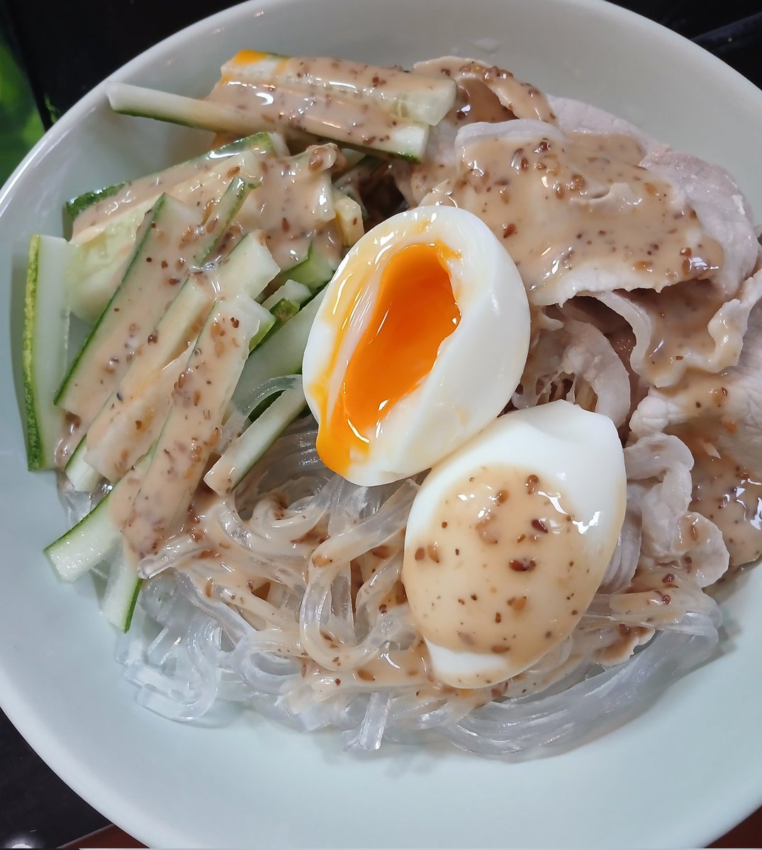 จุ้งเทมปุระเหนื่อยๆ (@goodforsoul16) on Twitter photo ช่วงนี้ติดเส้นคูซึคิริมาก เหนี่ยวนุ่มเส้นใหญ่ ข้าวเที่ยงคือลวกเส้นนี่ เอาล่างน้ำเย็น ใส่โปรตีน(หมู ผัก ไข่ หรือไก่ฉีก) ผัก(แตงกวา:ผักกาดแก้วซอยๆ แครอทเส้นๆ วากาเมะ ได้หมด) ใส่น้ำสลัดที่ขูดขิงกับกระเทียมใส่เพิ่มไปหน่อย อร่อยมาก กินเกือบทุกวัน 🫠 ช่วงนี้ติดเส้นคูซึคิริมาก เหนี่ยวนุ่มเส้นใหญ่ ข้าวเที่ยงคือลวกเส้นนี่ เอาล่างน้ำเย็น ใส่โปรตีน(หมู ผัก ไข่ หรือไก่ฉีก) ผัก(แตงกวา:ผักกาดแก้วซอยๆ แครอทเส้นๆ วากาเมะ ได้หมด) ใส่น้ำสลัดที่ขูดขิงกับกระเทียมใส่เพิ่มไปหน่อย อร่อยมาก กินเกือบทุกวัน 🫠
