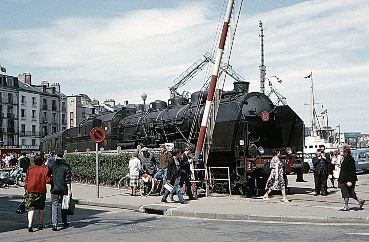 Quelle ambiance devait régner dans l'exiguë gare de =&gt;#Dieppe-Maritime (76) située en cœur de ville jusqu'en 94  ! Ici une =&gt;#vapeur =&gt;#231D en 06-64 pour un convoi vers Paris-Saint-Lazare.
📷TrainsandTravel, source : Flickr flic.kr/p/ffYz1B