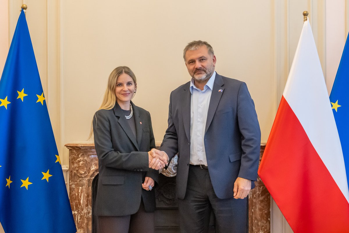 Min. Sprawiedliwości (@ms_gov_pl) on Twitter photo Piecza zastępcza i egzekucja alimentów to tematy dzisiejszego spotkania Ministra Waldemara Żurka z Wiceministrą <a href="/MRPiPS_GOV__PL/">Ministerstwo Rodziny, Pracy i Polityki Społecznej</a> <a href="/AGajewska/">Aleksandra Gajewska</a>.
👉🏻 Nie przestajemy współpracować dla dobra dzieci. Piecza zastępcza i egzekucja alimentów to tematy dzisiejszego spotkania Ministra Waldemara Żurka z Wiceministrą <a href="/MRPiPS_GOV__PL/">Ministerstwo Rodziny, Pracy i Polityki Społecznej</a> <a href="/AGajewska/">Aleksandra Gajewska</a>.
👉🏻 Nie przestajemy współpracować dla dobra dzieci.