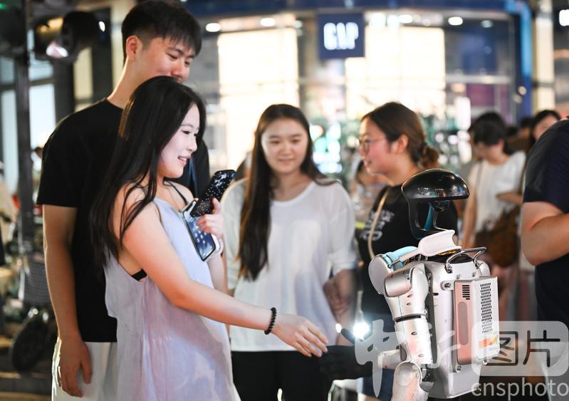 photo_cns's tweet image. A humanoid robot demonstrates walking on the street under the supervision of the engineer near the West Lake Scenic Area in Hangzhou, Zhejiang Province, Aug 19. (Photo by Wang Gang/CNSPHOTO)
#humanoidrobot #Hangzhou #autonomousnavigation #robot