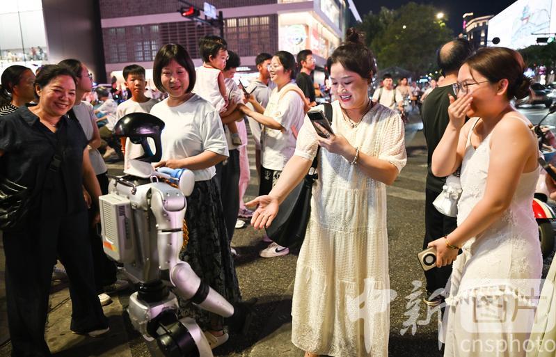 photo_cns's tweet image. A humanoid robot demonstrates walking on the street under the supervision of the engineer near the West Lake Scenic Area in Hangzhou, Zhejiang Province, Aug 19. (Photo by Wang Gang/CNSPHOTO)
#humanoidrobot #Hangzhou #autonomousnavigation #robot