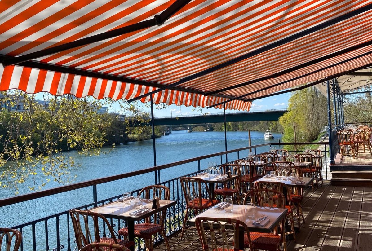 celilsadk's tweet photo. Renoir'in “Tekne Gezisinde Öğle Yemeği” adlı eserindeki restoran Fournaise’de, aradan 140 yıl geçmesine rağmen bugün hala gidip yemek yiyebilirsiniz. Seine nehri kıyısındaki restoran neredeyse aynı duruyor. https://t.co/FYkjaGBM6O