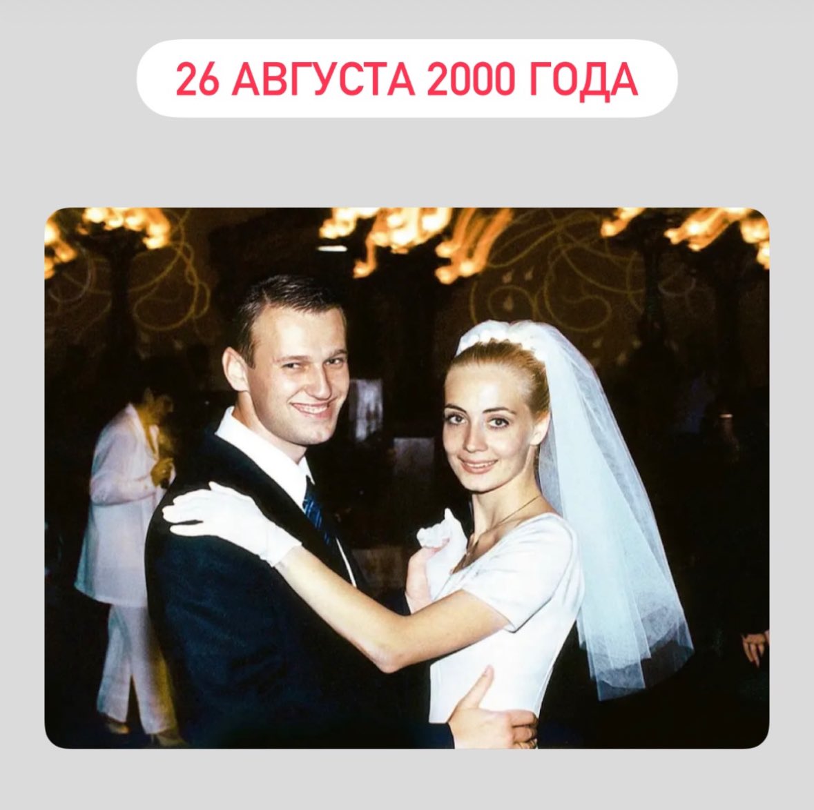 И мне до тебя где бы я ни была
Дотронуться сердцем не трудно
Опять нас любовь за собой позвала
Мы нежность мы нежность
Мы вечная нежность друг друга.
И даже в краю наползающей тьмы
За гранью смертельного круга
Я знаю с тобой не расстанемся мы
Мы звездная память друг друга.