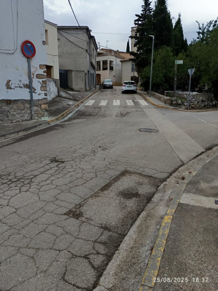 📢 ATENCIÓ INFORMACIÓ D'INTERÈS 📢

☝🏼 Des de l'Ajuntament demanem civisme a la ciutadania

🚗 Ahir dilluns hi havia dos cotxes aparcats tal com mostra la fotografia

❌ En aquest carrer està prohibit tant l'aparcament com la parada

🙏🏼 Moltes gràcies per la vostra col·laboració