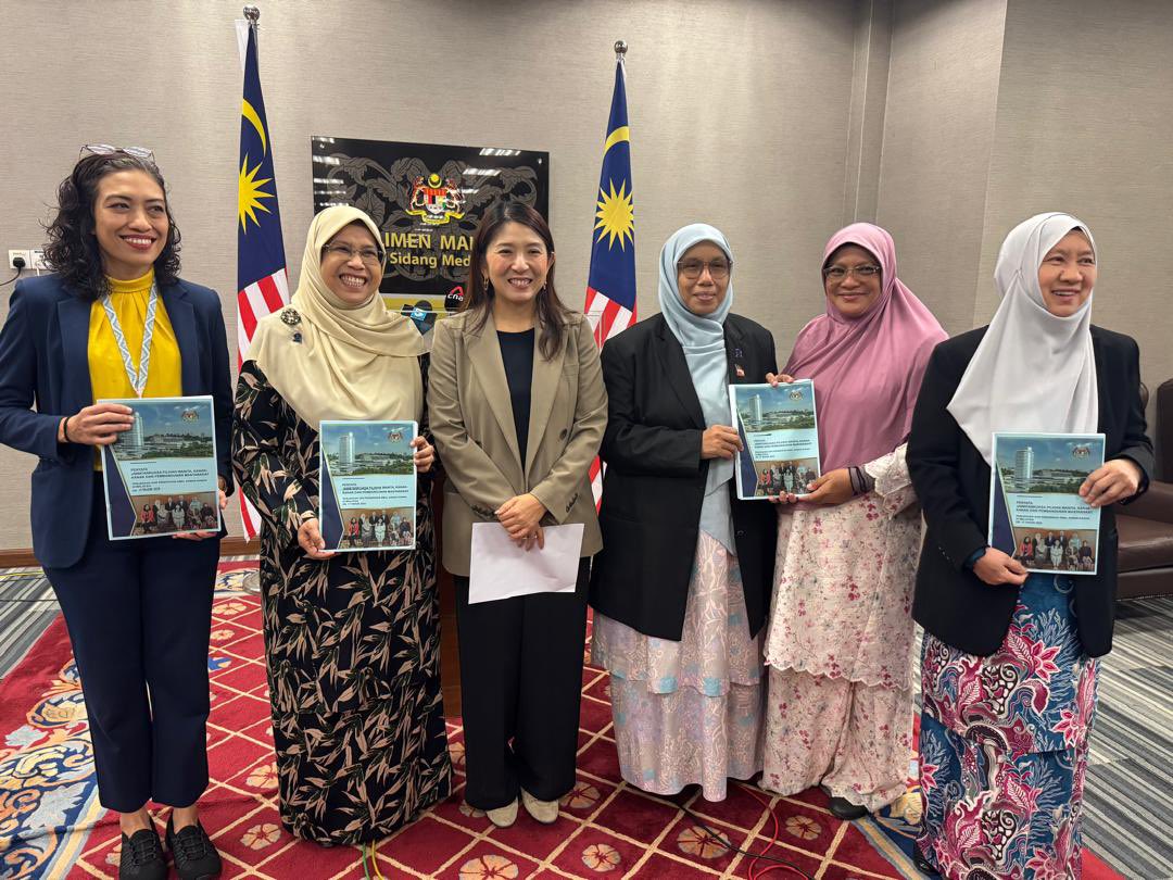 yeobeeyin's tweet photo. Sidang Media oleh JKP Wanita, Kanak-Kanak dan Pembangunan Masyarakat berkaitan penyata penjagaan dan pendidikan awal kanak-kanak di Malaysia DR.17 Tahun 2025  | 26 Ogos 2025, Selasa

1.    Hari ini kami Jawatankuasa Pilihan (JKP) Wanita, Kanak-kanak dan Pembangunan Masyarakat membuat sidang media ini untuk menjelaskan satu penyata yang telah kami bentangkan di Dewan Rakyat pada 19 Ogos 2025 berkenaan Penjagaan dan Pendidikan Awal Kanak-Kanak di Malaysia.

2.    Penyata ini dihasilkan melalui 13 libat urus dengan kementerian, jabatan, universiti, pengusaha industri dan pertubuhan bukan kerajaan (NGO) serta lawatan kerja ke Singapura dari Januari hingga Julai 2025.

3.    Setelah meneliti secara mendalam isu-isu yang telah dibangkitkan dalam mesyuarat-mesyuarat serta lawatan kerja yang telah dijalankan, kami ingin berkongsi beberapa perkara utama yang telah dikenal pasti.

4.    Pertama, sektor pendidikan awal kanak-kanak di Malaysia masih berdepan dengan cabaran besar dari segi dasar dan tadbir urus.

5.    Secara keseluruhannya, negara kita tiada dasar yang menyeluruh dan akta khusus bagi penjagaan dan pendidikan awal kanak-kanak.

6.    Selain itu, terdapat pertindihan fungsi antara pelbagai agensi.

7.    Yang paling penting, sektor ini menghadapi kekurangan peruntukan berbanding dengan sektor pembangunan modal insan yang lain seperti sekolah rendah dan menengah serta institusi pengajian tinggi mahupun latihan pekerjaan.

8.    Cabaran kedua ialah proses pelesenan dan pengawalseliaan taska dan Tadika yang merumitkan.

9.    Peraturan pelesenan dan garis panduan premis adalah tidak seragam dan berbeza di bawah pihak berkuasa tempatan (PBT) yang berbeza dan birokrasi adalah sangat membebankan.

10.         Ini telah menyulitkan pematuhan undang-undang oleh pengusaha-pengusaha taska dan tadika dan menyebabkan kadar pendaftaran taska dan tadika swasta yang rendah.

11.         Kita perlu sedar bahawa kadar pendaftaran yang rendah akan meningkatkan risiko keselamatan terhadap kanak-kanak.

12.         Cabaran ketiga ialah tenaga kerja dalam sektor pendidikan awal masih belum diberi laluan kerjaya yang jelas.

13.         Ini telah menyebabkan kekurangan tenaga kerja berkualiti dan ketidakseragaman dalam kelayakan penjaga/guru (educarer) pendidikan awal kanak-kanak.

14.         Cabaran keempat yang kami dapati ialah pengusaha pendidikan awal swasta yang menawarkan yuran mampu milik sedang menghadapi tekanan kewangan yang serius.
 
15.         Kos operasi yang tinggi, pelbagai levi dan caruman agensi, serta tiadanya subsidi daripada kerajaan telah menjejaskan kelangsungan operasi mereka.

16.         Untuk menangani masalah kos, mereka hanya boleh memilih antara meningkatkan yuran di mana ia akan membebankan ibubapa, ataupun menghadapi kerugian.

17.         Akhir sekali, kami ingin menekankan bahawa masih wujudnya jurang ketara dari segi akses, kualiti, dan kemudahan pendidikan awal antara kawasan bandar dan luar bandar serta antara penyedia awam, swasta mampu milik dan swasta.

18.         Dalam masa yang sama, cabaran berkaitan kekurangan zat makanan dan kadar bantut dalam kalangan kanak-kanak turut membimbangkan.

19.         Inilah antara cabaran utama yang perlu diberi perhatian segera. Sehubungan itu, Jawatankuasa telah mengemukakan beberapa syor-syor dalam penyata ini.

20.         Terdapat ENAM syor utama yang dikemukakan seperti yang berikut:

21.         Secara keseluruhannya, Jawatankuasa mengesyorkan supaya satu akta khusus digubal bagi mengawal selia dan membangunkan sektor penjagaan dan pendidikan awal kanak-kanak yang berumur 0 hingga 6 tahun di Malaysia.

22.         Kami juga mengesyorkan supaya tanggungjawab kawal selia dan pembangunan bagi sektor penjagaan dan pendidikan awal kanak-kanak diletakkan di bawah SATU agensi seperti Early Childhood Development Authority (ECDA) di Singapura.

(1/3)
