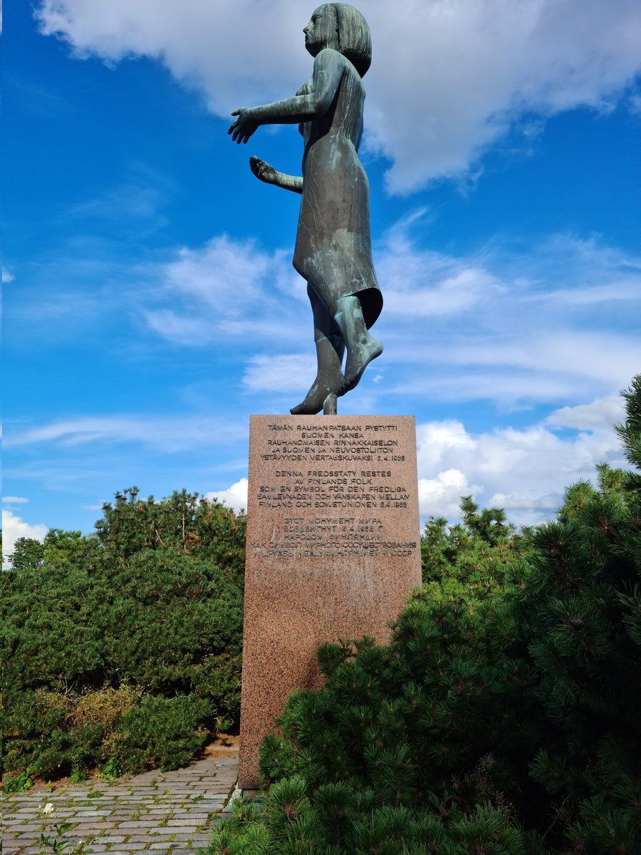 ayrvian's tweet image. Helsinki, a sx monumento all&apos;amicizia Russia Finlandia del 1968 sostituito foto a dx dopo occupazione russa dell&apos;Ucraina. Un paese  neutrale grazie al grande stratega Putin ora è nella @Nato.
La Russia è come l&apos;aids chi la conosce la evita.
@magnomiche 
@semeraro_g 
@rusembitaly