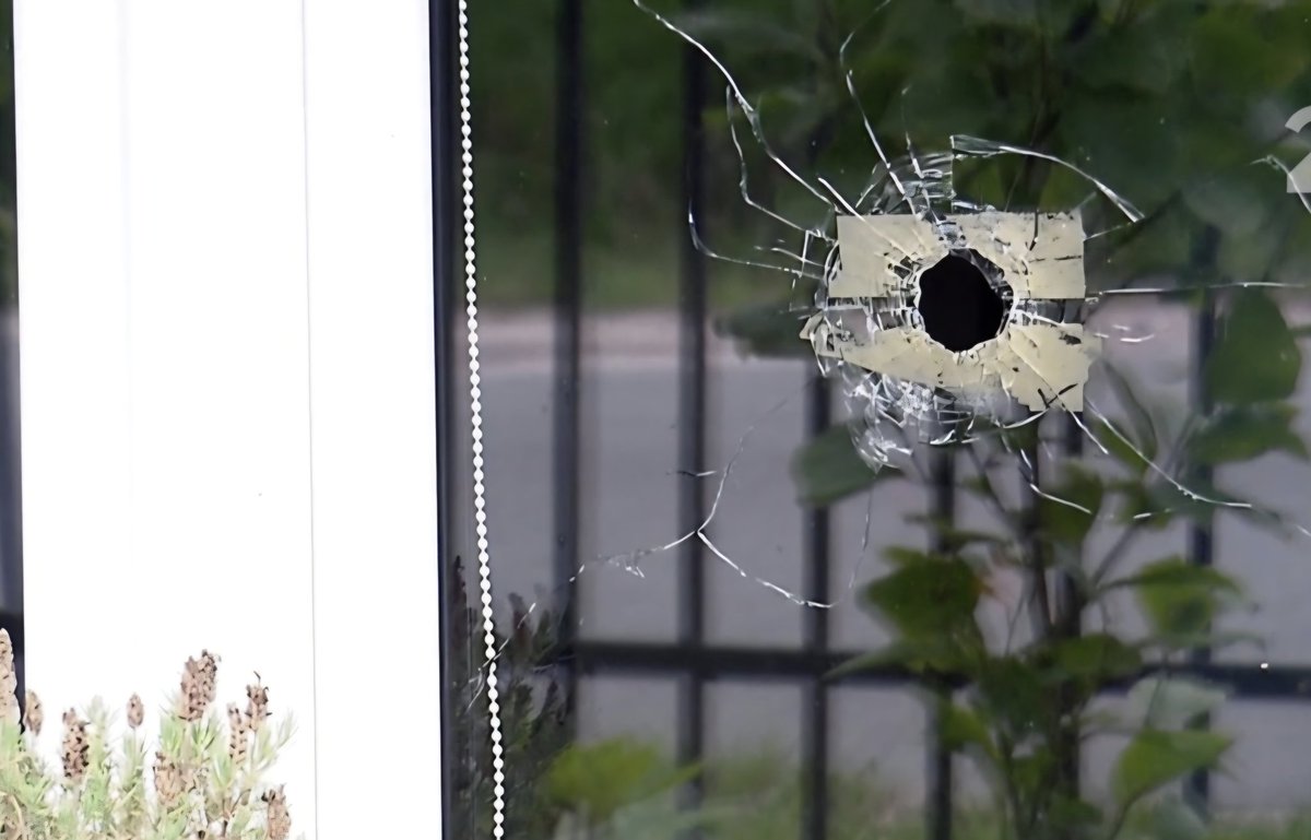 Będzie polował, aż kogoś zabije? Prokuratura w Kielcach chce warunkowo umorzyć sprawę myśliwego, który rok temu strzelił w okno mieszkanki Ciekot (świętokrzyskie). Kula wbiła się w mebel. Polowało trzech myśliwych z koła łowieckiego Iskra, dopiero analiza balistyczna wskazała