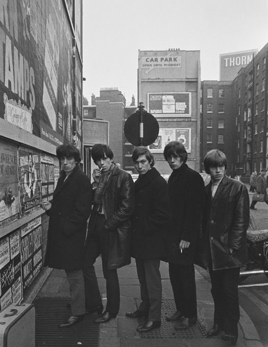 📸: London, 1963. Captured by Terry O’Neill, here are the Rolling Stones on the rise and ready to shake up the world…Just five young men on a street corner, but within a year they’d be storming the charts, and within a few more, redefining rock’n’roll forever..