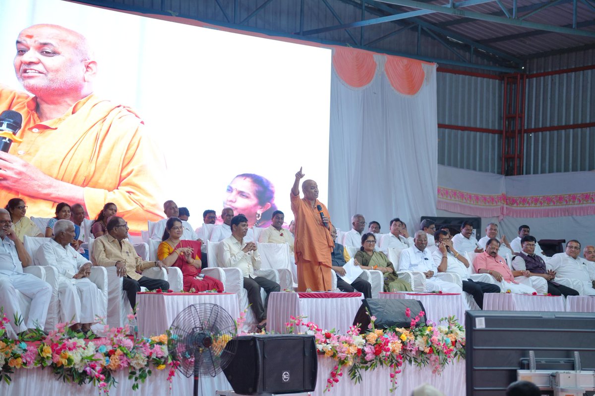 ShashikalaJolle's tweet image. “ಅನ್ನದಾತರ ಏಳಿಗೆಗೆ ನಮ್ಮ ಶ್ರಮ ಅವಿರತ"
ನಿಪ್ಪಾಣಿಯ ಶ್ರೀ ಹಾಲಸಿದ್ಧನಾಥ ಶುಗರ್ ಫ್ಯಾಕ್ಟರಿ ಲಿ.,(ಮಲ್ಟಿ -ಸ್ಟೇಟ್)ಇದರ 37 ನೇ ವಾರ್ಷಿಕ ಸರ್ವ ಸಾಧಾರಣ ಸಭೆಯನ್ನು ಕಣೇರಿಯ ಪ.ಪೂಜ್ಯ ಶ್ರೀ ಜಗದ್ಗುರು ಅದೃಶ್ಯ ಕಾಡಸಿದ್ದೇಶ್ವರ ಸ್ವಾಮೀಜಿಗಳ ದಿವ್ಯ ಸಾನಿಧ್ಯದಲ್ಲಿ ನಡೆಸಿ,ಸದಸ್ಯರನ್ನು ಉದ್ದೇಶಿಸಿ ಮಾತನಾಡಲಾಯಿತು.
#nipani #AGM2025