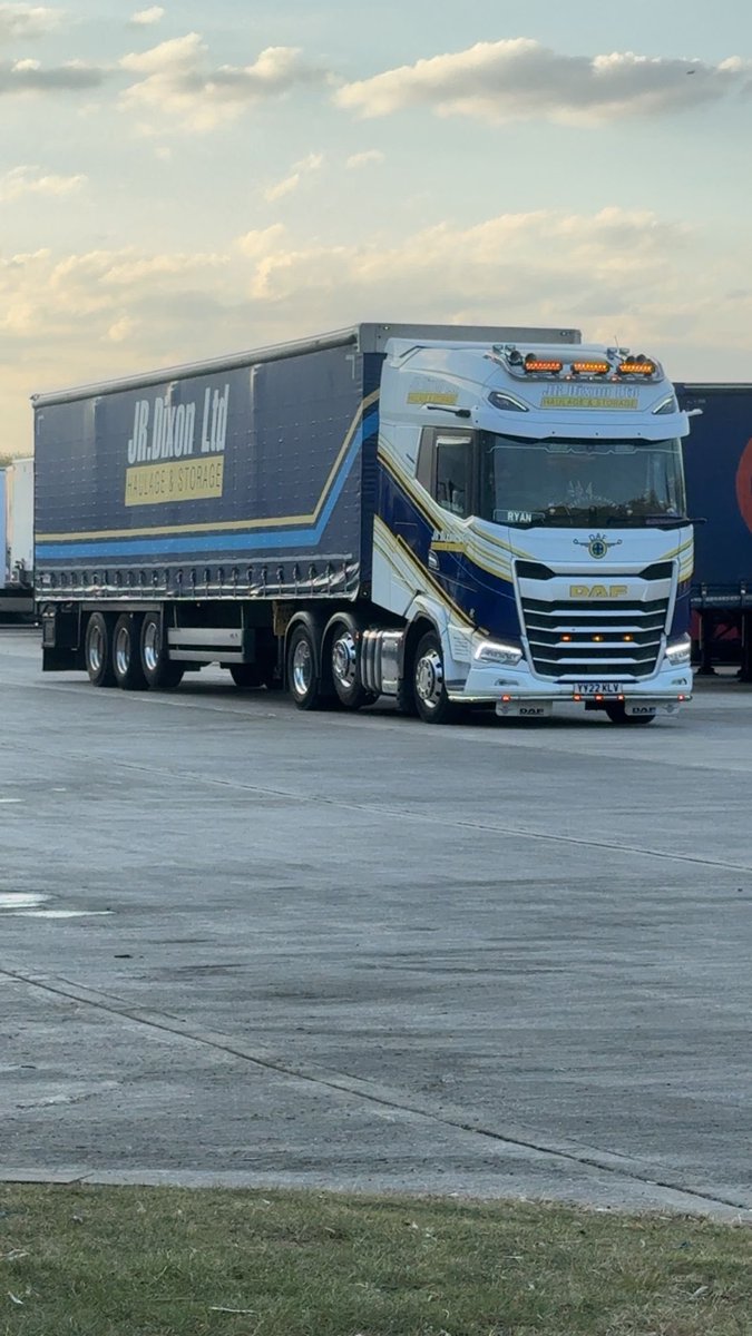 Awesome picture by <a href="/hgv_jamie/">Jamie Mcinrue</a> of <a href="/RyanHawke_1997/">Ryan Paul Hawke</a> coming out loaded heading for Gosport. The mighty <a href="/DAFTrucksUK/">DAF Trucks UK 🇬🇧</a> and <a href="/CargobullUK/">Schmitz Cargobull</a> looking immaculate in the evening sun yesterday. #jrdixon #JRDStyle