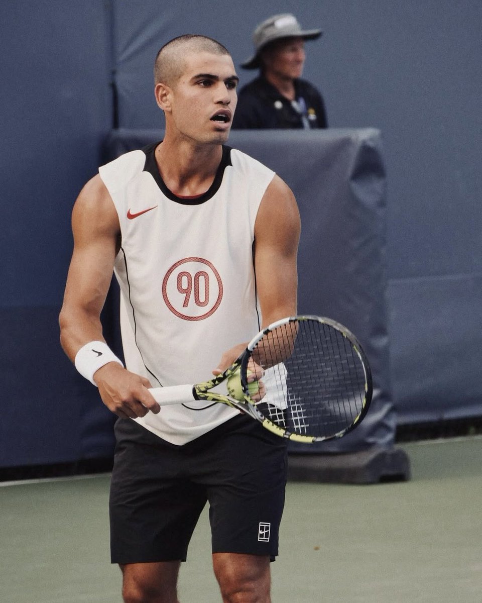 DegaineSo's tweet image. Carlos Alcaraz qui nous sort un nouveau style bien rétro avec la tenue T90 à l’US Open 📸