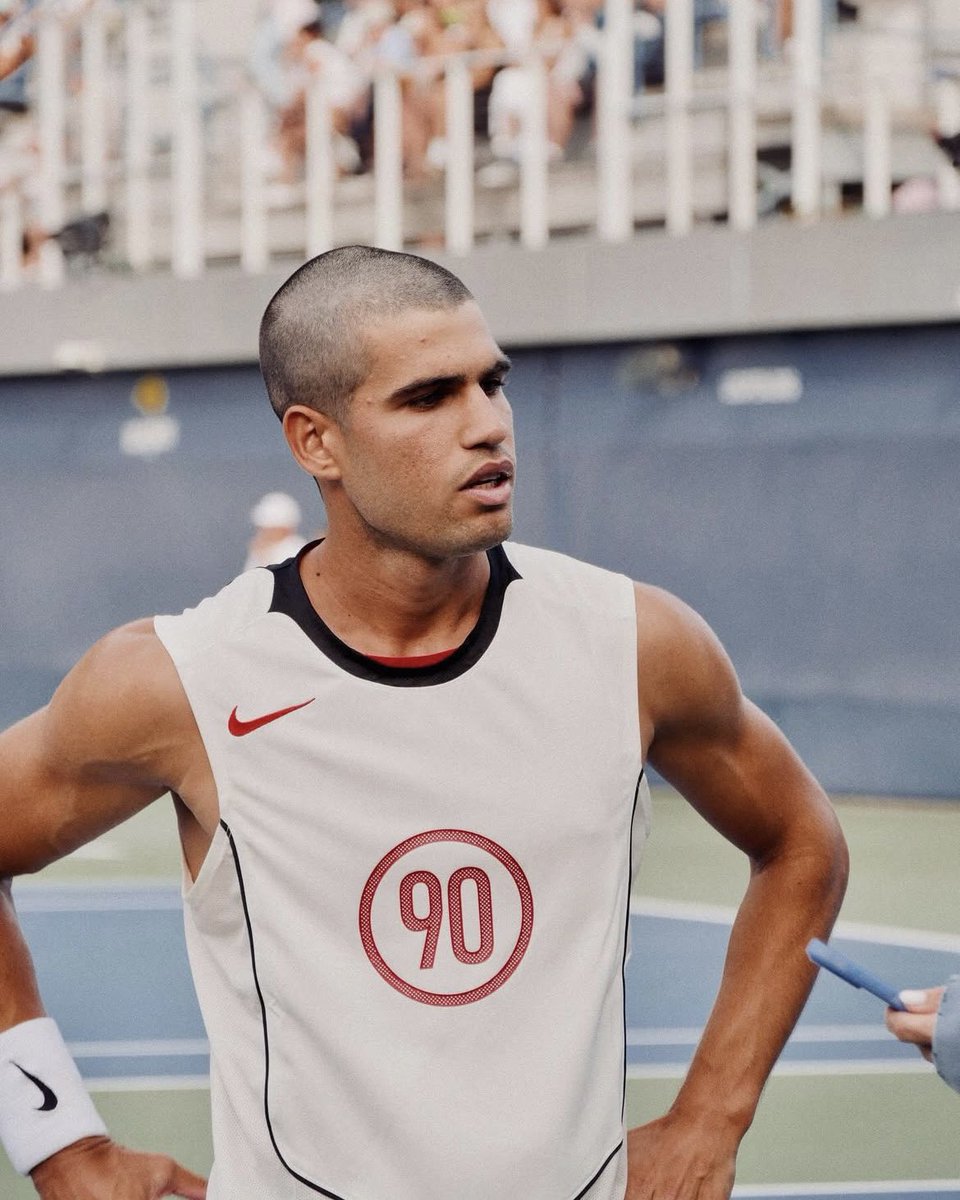 DegaineSo's tweet image. Carlos Alcaraz qui nous sort un nouveau style bien rétro avec la tenue T90 à l’US Open 📸