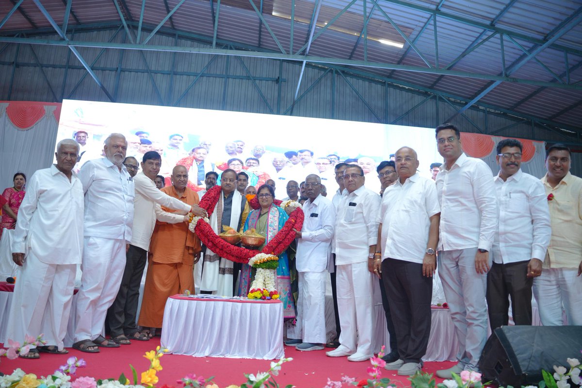 annasahebsjolle's tweet image. “ಅನ್ನದಾತರ ಏಳಿಗೆಗೆ ನಮ್ಮ ಶ್ರಮ ಅವಿರತ"
ನಿಪ್ಪಾಣಿಯ ಶ್ರೀ ಹಾಲಸಿದ್ಧನಾಥ ಶುಗರ್ ಫ್ಯಾಕ್ಟರಿ ಲಿ.,(ಮಲ್ಟಿ -ಸ್ಟೇಟ್)ಇದರ 37 ನೇ ವಾರ್ಷಿಕ ಸರ್ವ ಸಾಧಾರಣ ಸಭೆಯನ್ನು ಕಣೇರಿಯ ಪ.ಪೂಜ್ಯ ಶ್ರೀ ಜಗದ್ಗುರು ಅದೃಶ್ಯ ಕಾಡಸಿದ್ದೇಶ್ವರ ಸ್ವಾಮೀಜಿಗಳ ದಿವ್ಯ ಸಾನಿಧ್ಯದಲ್ಲಿ ನಡೆಸಿ,ಸದಸ್ಯರನ್ನು ಉದ್ದೇಶಿಸಿ ಮಾತನಾಡಲಾಯಿತು.
#nipani #AGM2025