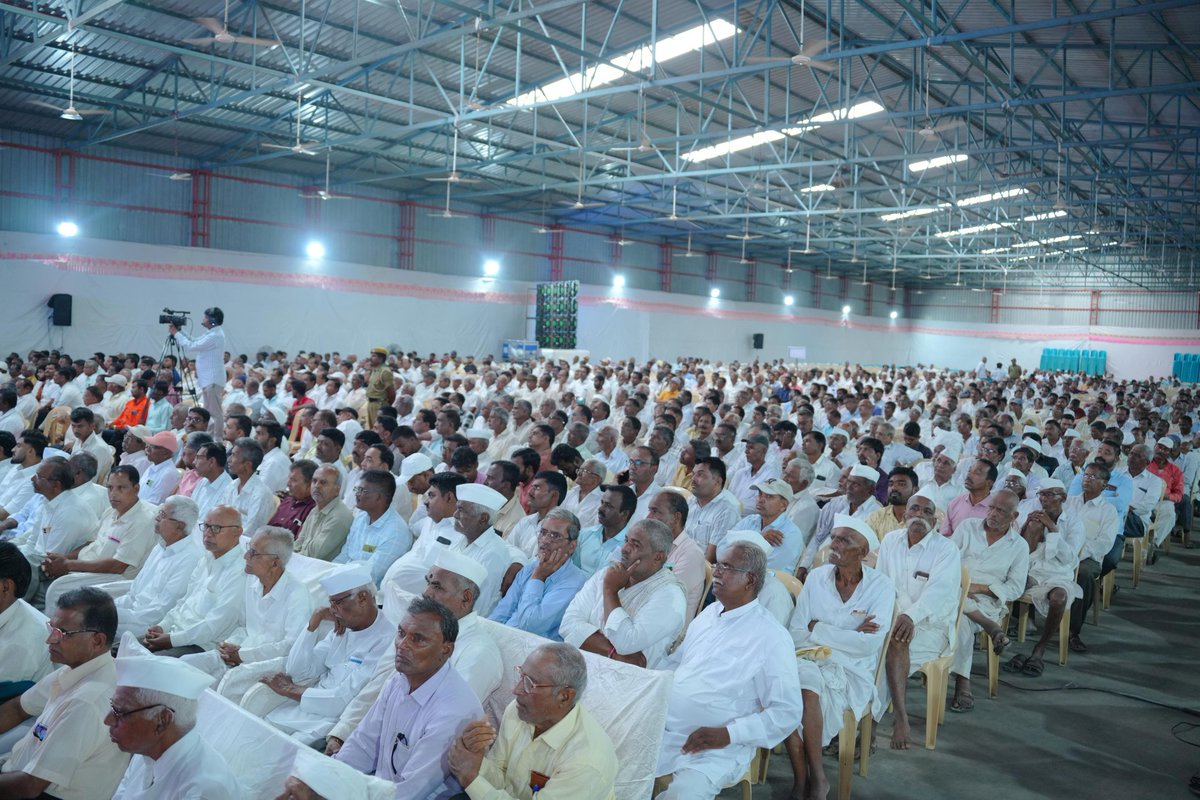 annasahebsjolle's tweet image. “ಅನ್ನದಾತರ ಏಳಿಗೆಗೆ ನಮ್ಮ ಶ್ರಮ ಅವಿರತ"
ನಿಪ್ಪಾಣಿಯ ಶ್ರೀ ಹಾಲಸಿದ್ಧನಾಥ ಶುಗರ್ ಫ್ಯಾಕ್ಟರಿ ಲಿ.,(ಮಲ್ಟಿ -ಸ್ಟೇಟ್)ಇದರ 37 ನೇ ವಾರ್ಷಿಕ ಸರ್ವ ಸಾಧಾರಣ ಸಭೆಯನ್ನು ಕಣೇರಿಯ ಪ.ಪೂಜ್ಯ ಶ್ರೀ ಜಗದ್ಗುರು ಅದೃಶ್ಯ ಕಾಡಸಿದ್ದೇಶ್ವರ ಸ್ವಾಮೀಜಿಗಳ ದಿವ್ಯ ಸಾನಿಧ್ಯದಲ್ಲಿ ನಡೆಸಿ,ಸದಸ್ಯರನ್ನು ಉದ್ದೇಶಿಸಿ ಮಾತನಾಡಲಾಯಿತು.
#nipani #AGM2025