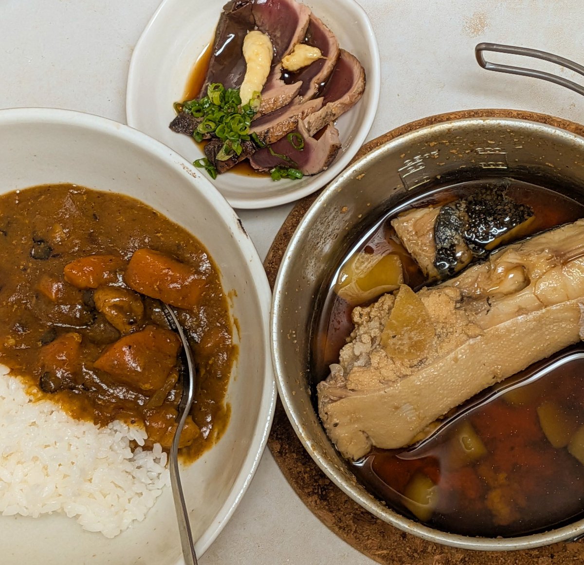 よるご飯が偶然
カレーとカレイの煮付けとカツオ
だった〜(●´ω｀●)