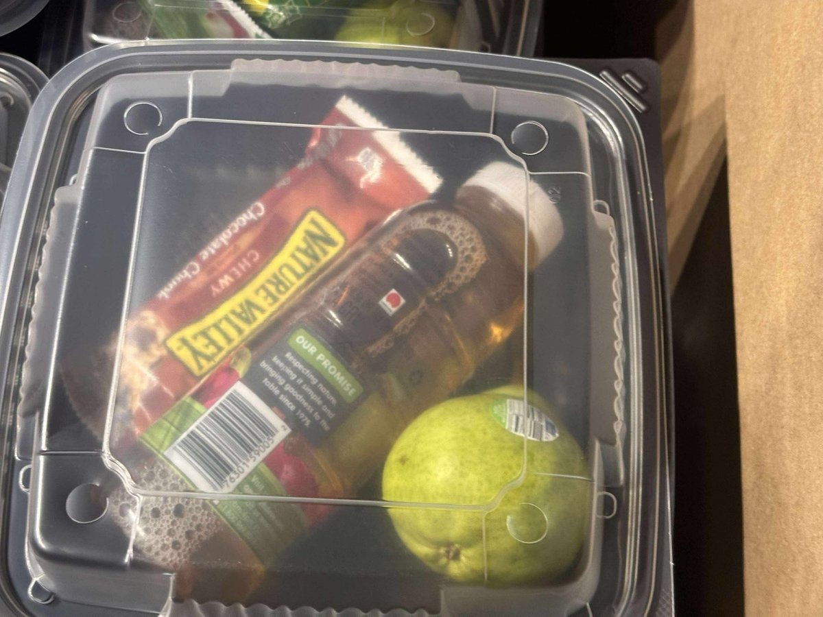 hotscots_app's tweet image. I’m hearing this might be “second breakfast” if you can&apos;t make the first one maybe because of shift work...mileage may vary. But let’s be real: at no point should this pass as a meal for Soldiers pulling long shifts in DC.

The @USArmy and @DCGuard1802 had the chance to showcase…