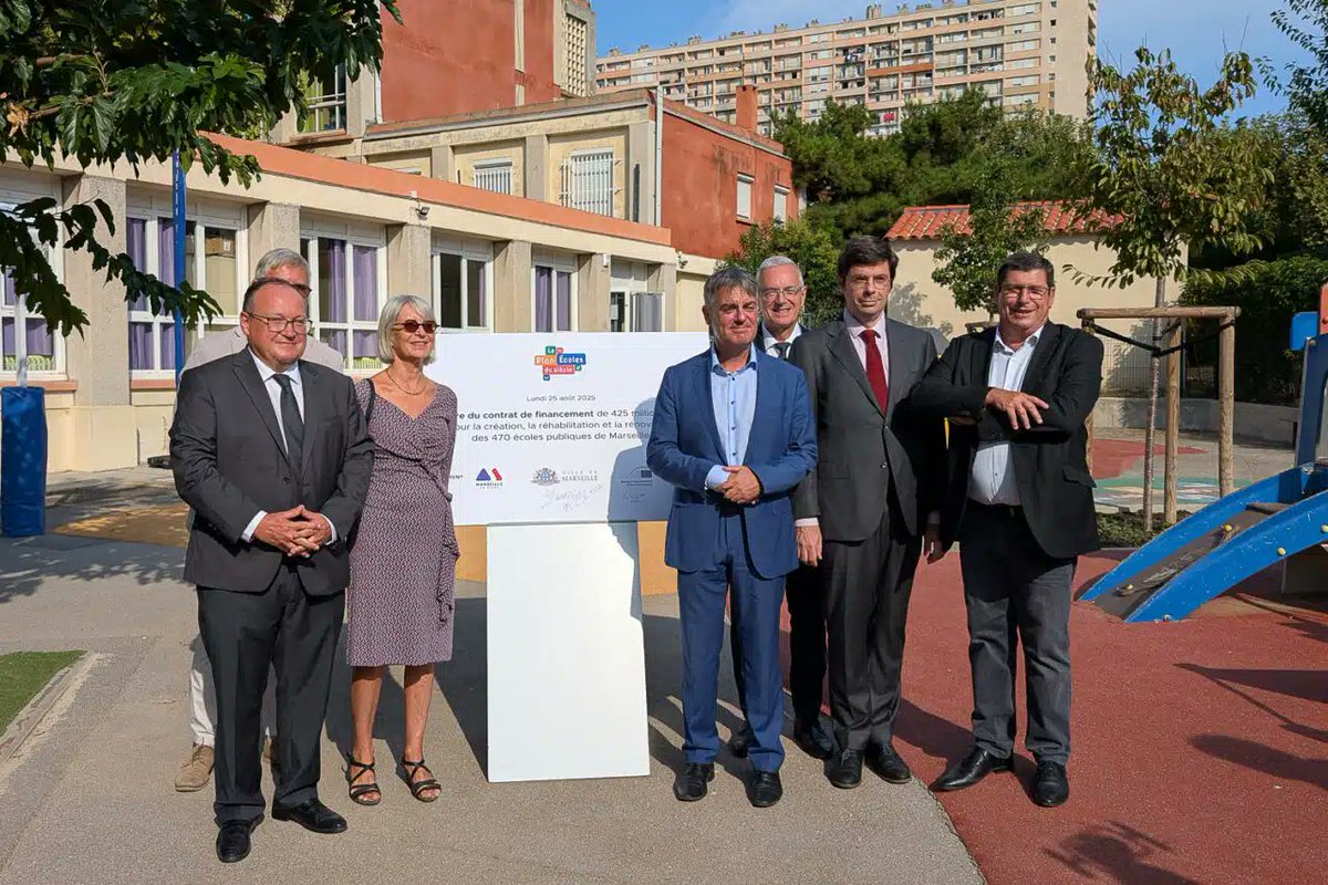 Marseille obtient le plus gros prêt jamais accordé par la BEI pour du bâti scolaire : 425 M€. Signature symbolique à l’école St-Louis Campagne Lévêque avec Ambroise Fayolle, Pierre-Marie Ganozzi et Marie-Pervenche Plaza.
#Marseille #PlanÉcoles #éducation 
madeinmarseille.net/urbanisme-mars…