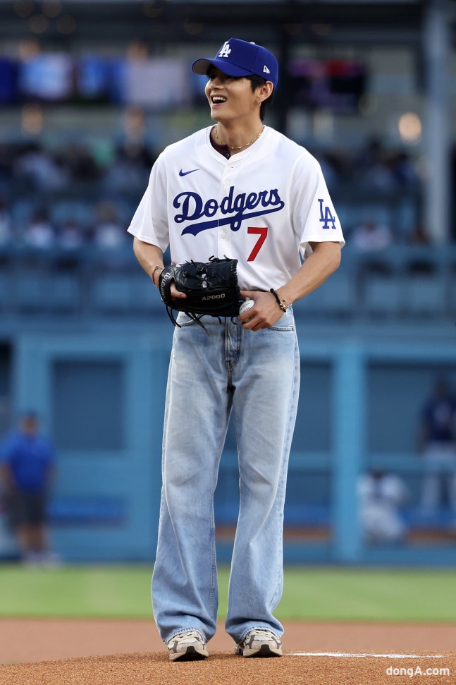 BTS V HOTRENDS π BORAHAE TAEHYUNG π (@v_hotrends) on Twitter photo <a href="/BIGHIT_MUSIC/">BIGHIT MUSIC</a> V for Victory ! Globally beloved superstar Kim Taehyung #V π BORAHAE TAEHYUNG
ACE V ON THE MOUND
PITCHER V AT DODGER STADIUM
TAEHYUNG TAEHYUNG
#VCeremonialFirstPitch
#TaehyungxMLB
TAEHYUNG AT DODGERS STADIUM
V AT DODGERS STADIUM
#TaehyungxDodgers
#VxDodgers <a href="/BIGHIT_MUSIC/">BIGHIT MUSIC</a> V for Victory ! Globally beloved superstar Kim Taehyung #V π BORAHAE TAEHYUNG
ACE V ON THE MOUND
PITCHER V AT DODGER STADIUM
TAEHYUNG TAEHYUNG
#VCeremonialFirstPitch
#TaehyungxMLB
TAEHYUNG AT DODGERS STADIUM
V AT DODGERS STADIUM
#TaehyungxDodgers
#VxDodgers