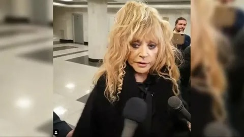 Пугачёва подала в посольство РФ в Израиле документы на отказ от российского гражданства.

- Какое счастье, что меня ненавидят те люди, которых я всегда терпеть не могла. Причина ясна. Пусть скрежещут зубами. Были холопами, стали рабами,  - заявила Пугачева.