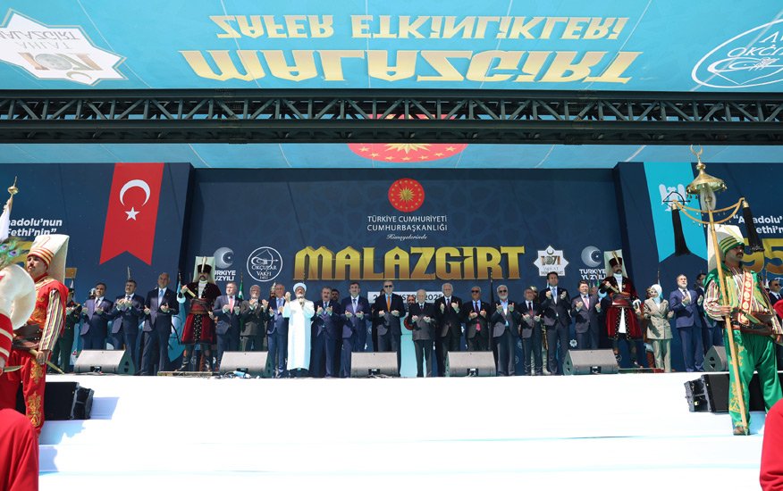 "Malazgirt'te Rahva Ovası'nda düşmanı bozguna uğratan, Anadolu'nun cümle kapısını ardına kadar açan o güçlü irade bugün işte buradadır!"

Vakfımız tarafından düzenlenen 954. Yıl Anadolu'nun Fethi Malazgirt 1071 Anma Programımızı teşrif eden Cumhurbaşkanımız Sayın Recep Tayyip