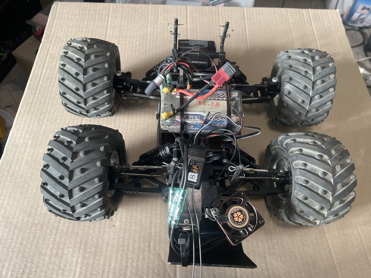 soraripipijiji's tweet image. タッパーⅡ改め、モンスタータッパーのシャーシが完成。

ボディはこれから。

我慢できず、狭所で試走。微調整は必要やが、結構マトモに走るぞ…

これはサーキットでの試走が楽しみだ！

#tl01
#タミヤ
#自作ラジコン
#ビッグタイヤ
#モンスター系
#タッパー