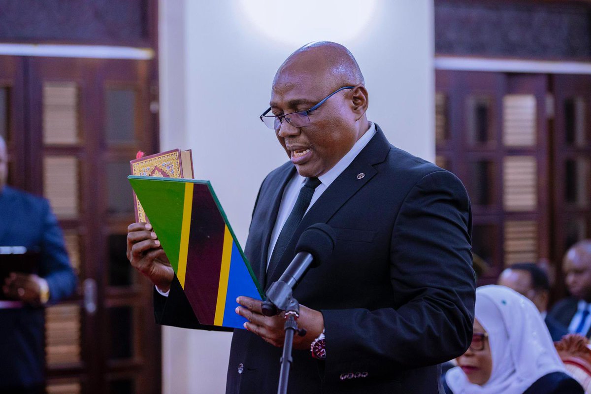 Rais wa Jamhuri ya Muungano wa Tanzania, Mhe. Dkt. Samia Suluhu Hassan akimuapisha Ndugu Hassan Omari Kitenge kuwa Kamishna wa Tume ya Utumishi wa Umma kwenye hafla iliyofanyika Ikulu Chamwino, mkoani Dodoma tarehe 26 Agosti, 2025.