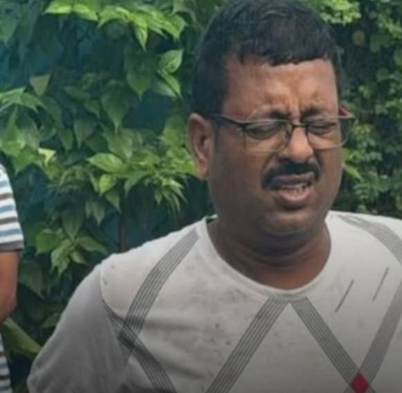 पश्चिम बंगाल में शिक्षक भर्ती घोटाले की जांच कर रही ED ने सोमवार को TMC विधायक जीवन कृष्ण साहा को दीवार से कूदकर भागते समय गिरफ्तार कर लिया। मतलब हद हो गई अब भ्रष्टाचारिता का हर चीज में घोटाला।कोई योजना बाद में आता है घोटाला पहले आता है।
#Corruption
#WestBengal 
#teacher