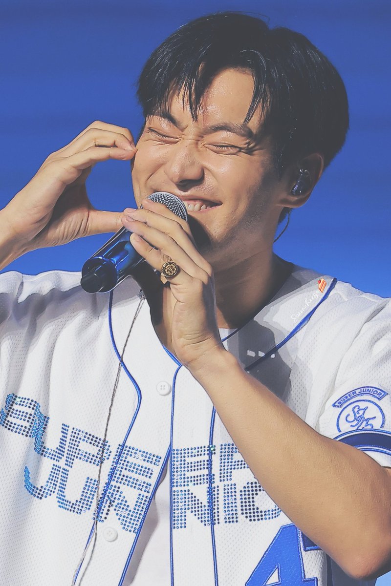 SiwonCheesecake's tweet photo. Puppy 🫳 Puppy is so smol 🤏 Urghhhh I love him 😭
@siwonchoi 🤏
#슈퍼주니어 #SUPERJUNIOR
#SUPERSHOW #SUPERSHOW10
#20th_Anniversary_TOUR
#Siwon 
#시원
#崔始源
#최시원
#シウォン
#CHOISIWON
#SUPERSHOW10inSeoul https://t.co/Nk85i6C4sc