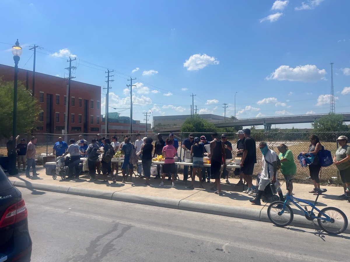 SSAISDssahs's tweet photo. South San Antonio High School Interact club donated their time to the Under the Bridge event this past weekend to help feed people in need in the community! #communityservice #interactclub #PawsUp https://t.co/iaDiDlRLjs