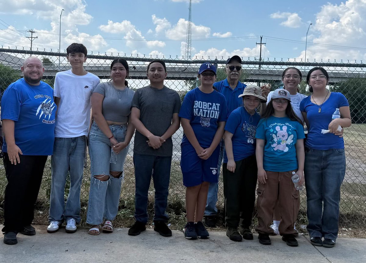 SSAISDssahs's tweet photo. South San Antonio High School Interact club donated their time to the Under the Bridge event this past weekend to help feed people in need in the community! #communityservice #interactclub #PawsUp https://t.co/iaDiDlRLjs