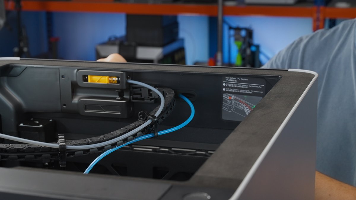 Schon wieder ein neuer Bambu Lab 3D Drucker? Fast! Der H2S hat im Gegensatz zum H2D nur eine Düse, macht aber sonst nahezu alles was der H2D kann. Also deutlich weniger Downgrade als X1C-&gt;P1S. Wo genau die Unterschiede liegen, zeige ich im neuen Video! youtu.be/MtxLDk7RXQ8