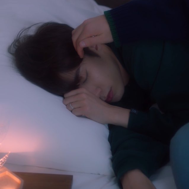 서준이 컴퓨터 고장 나서 지우 노트북 쓰다가 지우 애기 때 부모님이 캠으로 영상 찍어둔 파일 발견하고 시간 가는 줄 모르고 보는데 부모님한테 포옥 안겨 까르르 웃는 애기지우 웃으며 보다가 눈물 펑펑 쏟는.. 지우 일 끝나고 집에 와서 잠든 서준이 살피는데 속눈썹 젖은 거 보고 고개만 갸웃..