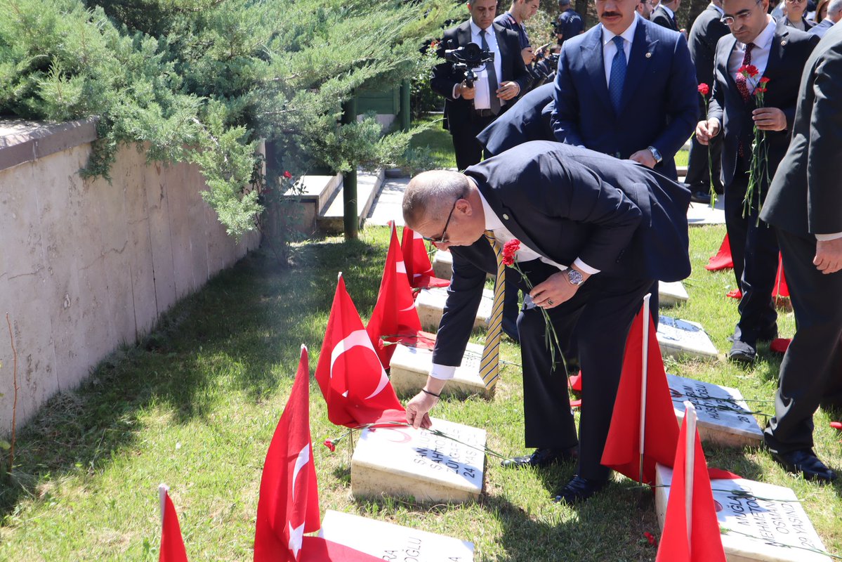 Av. Hakan Şeref OLGUN (@_hakanolgun) on Twitter photo 📍 Afyonkarahisar – Yüzbaşı Agâh Efendi Şehitliği
Zafer Haftası programları kapsamında; İYİ Parti Grup Başkanvekilimiz <a href="/SBugraKavuncu/">Buğra Kavuncu</a> , Genel Başkan Yardımcılarımız <a href="/cenkozatici/">Dr. Cenk Özatıcı</a> , <a href="/avalperakdogan/">Av. Alper Akdoğan</a> ve İl Başkanımız <a href="/MMISIRLIOGLU03/">Muhammet Mustafa MISIRLIOĞLU</a> ile birlikte bağımsızlık mücadelesinin simge 📍 Afyonkarahisar – Yüzbaşı Agâh Efendi Şehitliği
Zafer Haftası programları kapsamında; İYİ Parti Grup Başkanvekilimiz <a href="/SBugraKavuncu/">Buğra Kavuncu</a> , Genel Başkan Yardımcılarımız <a href="/cenkozatici/">Dr. Cenk Özatıcı</a> , <a href="/avalperakdogan/">Av. Alper Akdoğan</a> ve İl Başkanımız <a href="/MMISIRLIOGLU03/">Muhammet Mustafa MISIRLIOĞLU</a> ile birlikte bağımsızlık mücadelesinin simge