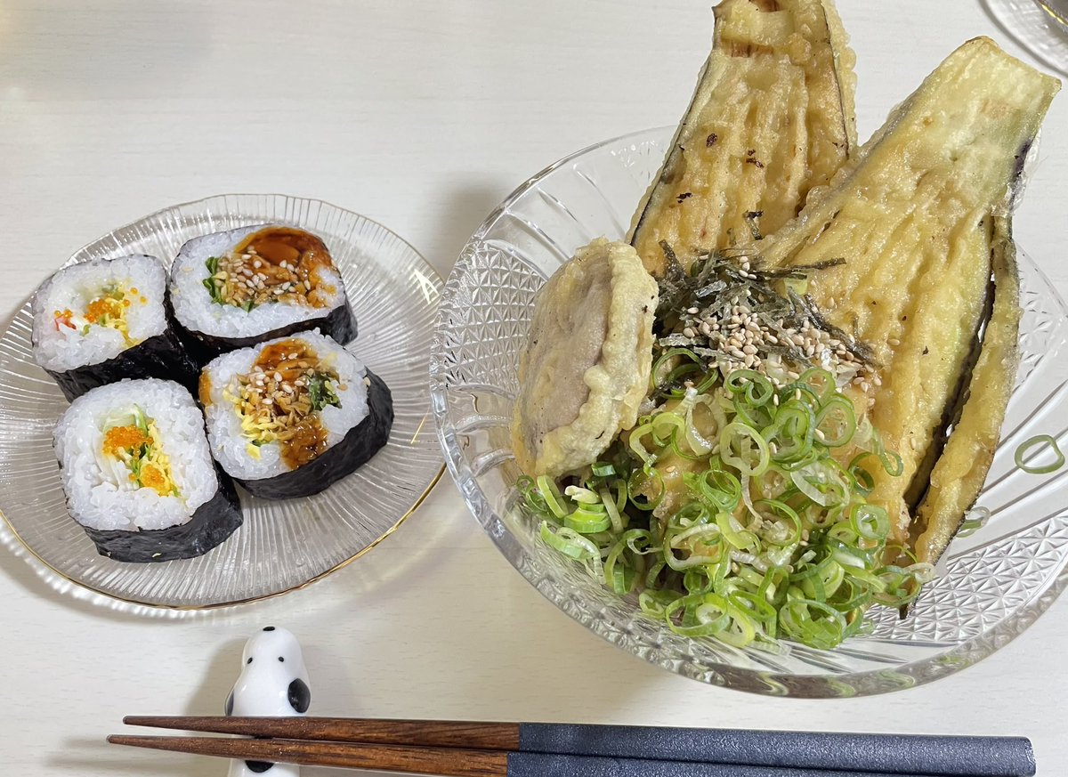 昨日はおろしぶっかけそば
巨大なナスと椎茸の天ぷらを添えて（デカすぎてそばが隠れてる🤭）

この時おろしを入れ忘れてるのに気づきませんでした…

ごちそうさまです😋

#おもち食堂