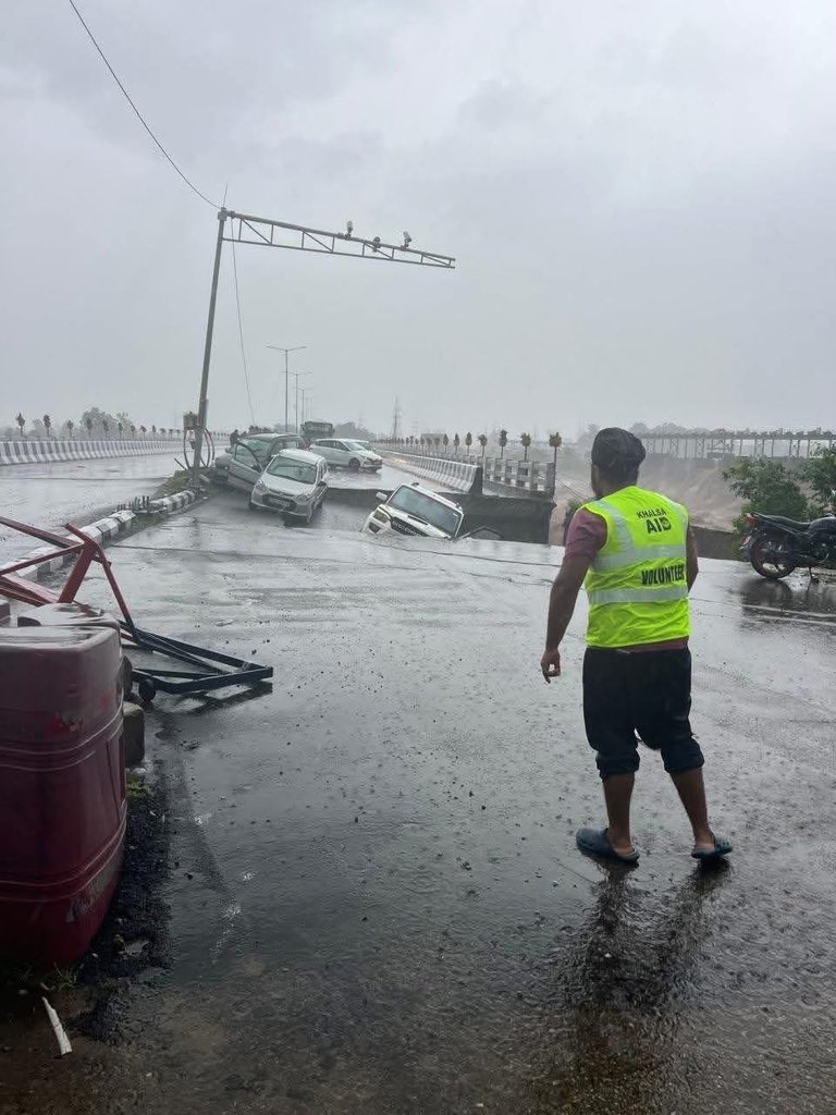 _pampruk's tweet photo. #JKUT : In views of rising of Heavy Rain the Jammu Tawi Bridge Bagwati in Jammu has suffered damage amid heavy rainfall. Continue Rain effects some areas , local advise to avoid travel on bridge for your safety, stay safe Stay alert .
#indian #delhi #jammu #Kashmir #flood https://t.co/0DP2Bq5PGo