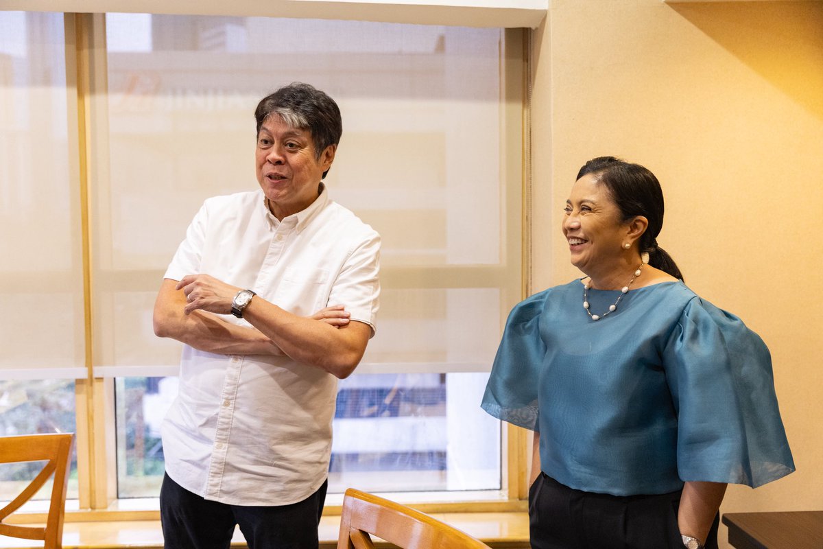 kikopangilinan's tweet photo. REUNION WITH MA'AM LENI 🩷💚

Masayang catch-up kasama ang aking ka-tandem noong 2022 elections, dating Vice President at ngayon Naga City Mayor, Ma’am Leni Robredo. 🙌

Pinag-usapan namin ang mga kailangang gawin para sa Naga partikular na sa sektor ng pagsasaka at agrikultura. 💪🇵🇭

Dios mabalos tabi, Ma’am Leni! Laging handa ang aking tanggapan na makiisa at tumulong sa laban para sa mas maayos na kinabukasan. 🌸🌾