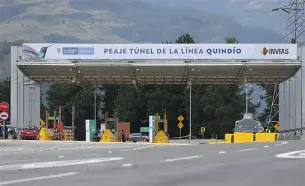 humanjad's tweet photo. En Colombia los peajes no conectan, empobrecen. Son casetas cada pocos kilómetros que exprimen al ciudadano, encarecen la canasta y sostienen concesiones que parecen diseñadas para enriquecerse, no para mejorar las vías.
va hilo!🧵👇 https://t.co/hExO8fGyu6