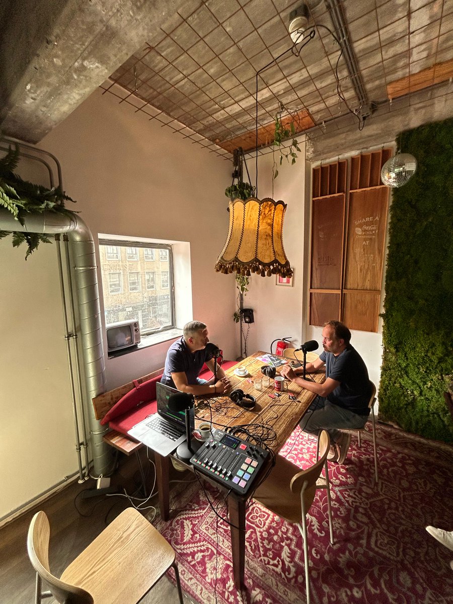 De mannen speelden deze week weer een thuiswedstrijd in De Huismeester 🏡

S06E02:
📚 'Ueda heeft Michael Pilarczyk nodig'
🤔 'Van Persie is juist zichzelf'
🇮🇹 De avonturen van Stengs in Italië
🤖 AI-boek van de grote schrijver?

⤵️
podcasts.apple.com/nl/podcast/s06…
open.spotify.com/episode/1bOXA3…