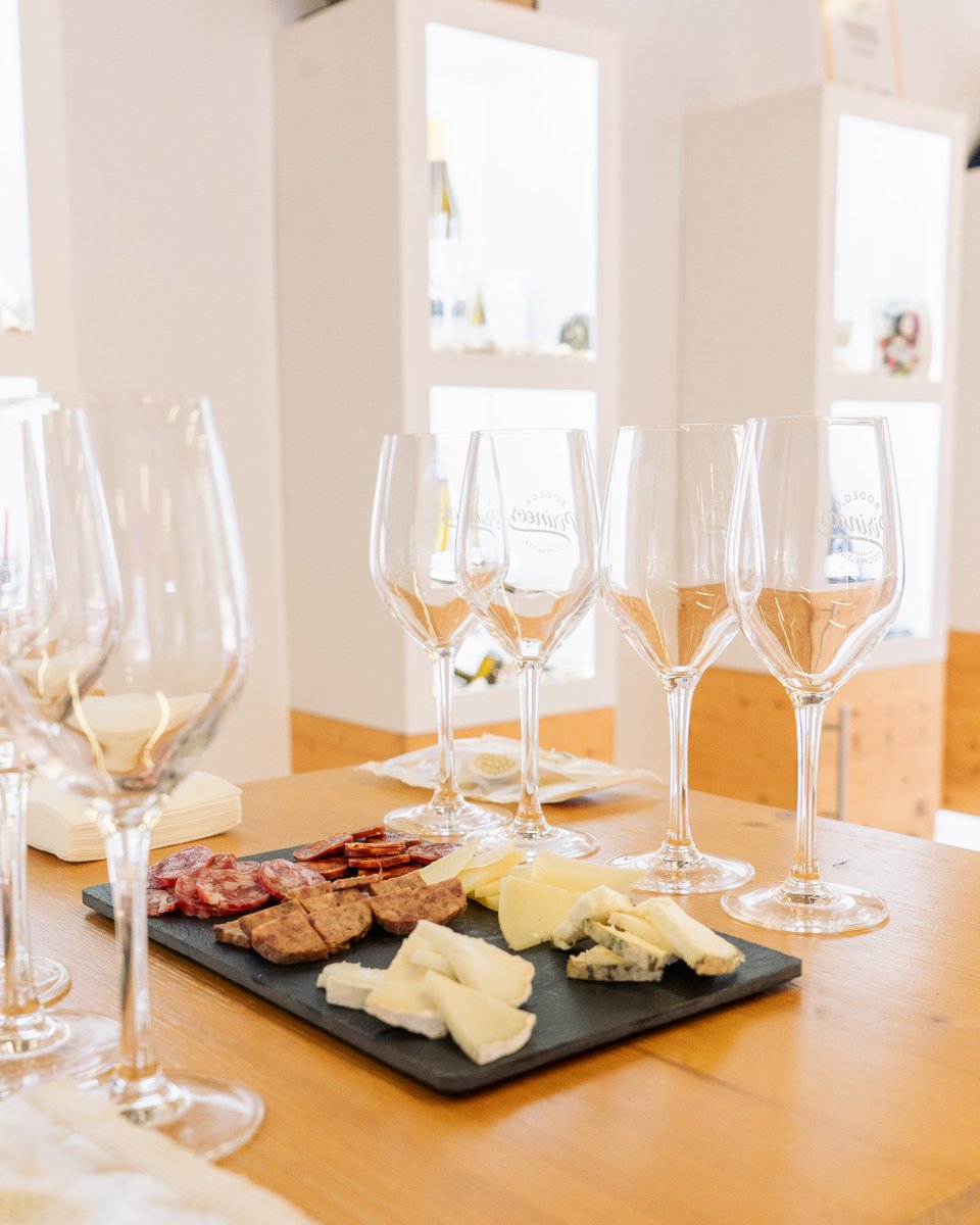 ¿Qué vino os encaja mejor aquí?
¡Contadnos!
#bodegapirineos #aragon #somontano #vinosdelsomontano #dosomontano #turismosomontano #territoriopirineos #vinoblanco #chardonnay