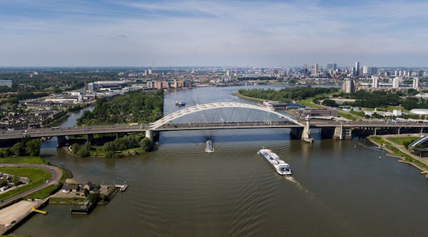 Rijkswaterstaat start aanbesteding Van Brienenoordbrug met vernieuwde aanpak ow.ly/coTy106jVuL