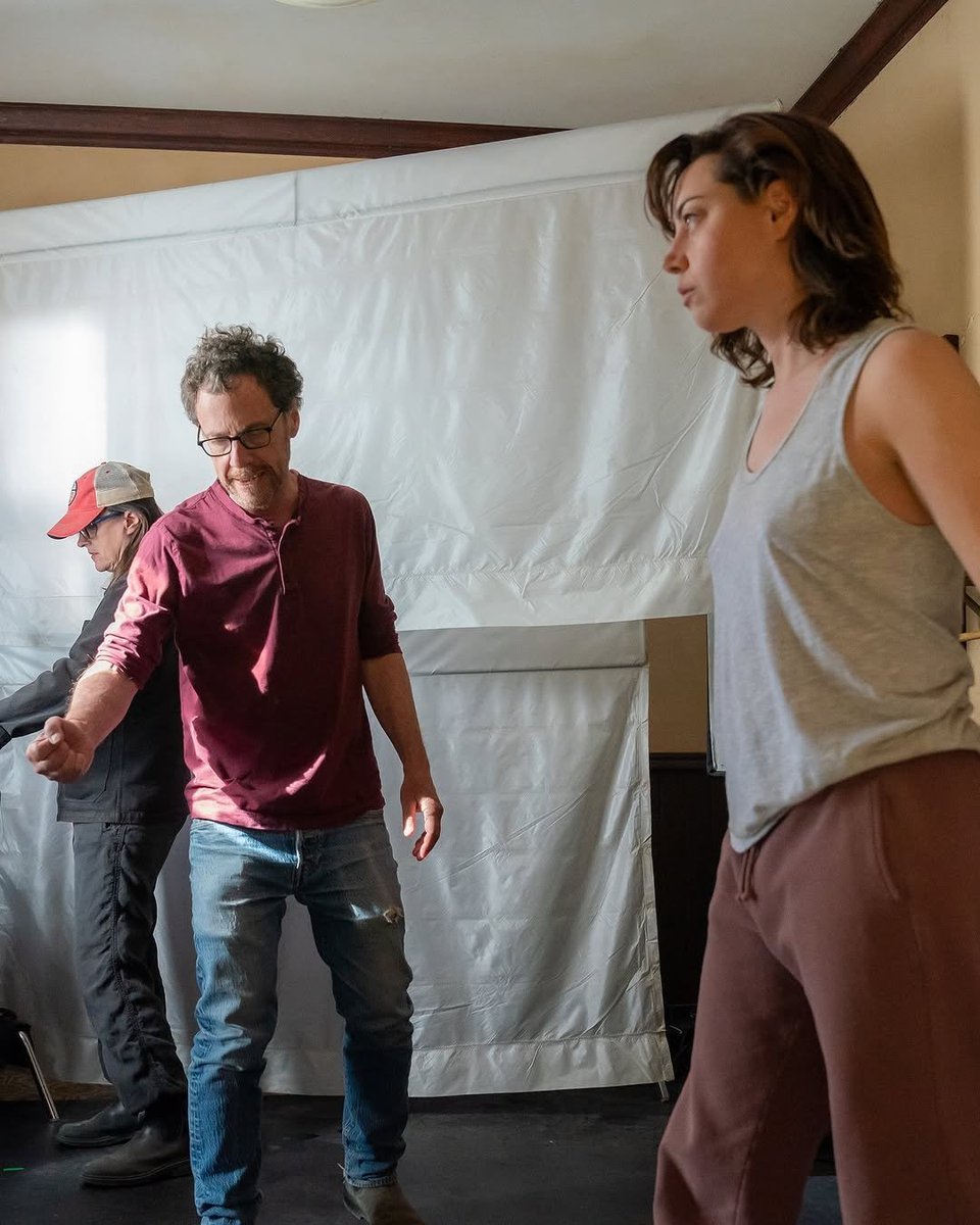 Novo bastidores de Aubrey Plaza como MG Falcon e do diretor Ethan Coen em “Honey Don’t!”.

📸: universalpicturesuk via Instagram.