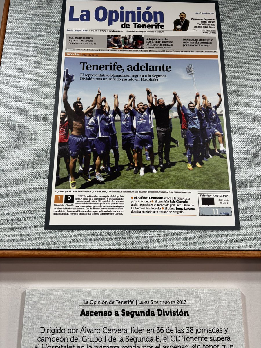 Tremendamente orgullosos que en la Sala de Prensa del <a href="/CDTOficial/">CD Tenerife 🏴󠁧󠁢󠁳󠁣󠁴󠁿</a> cuelgue una foto del ascenso a Segunda División de Tiembla Heliodoro , sacada por <a href="/Wensika/">Wensika</a>